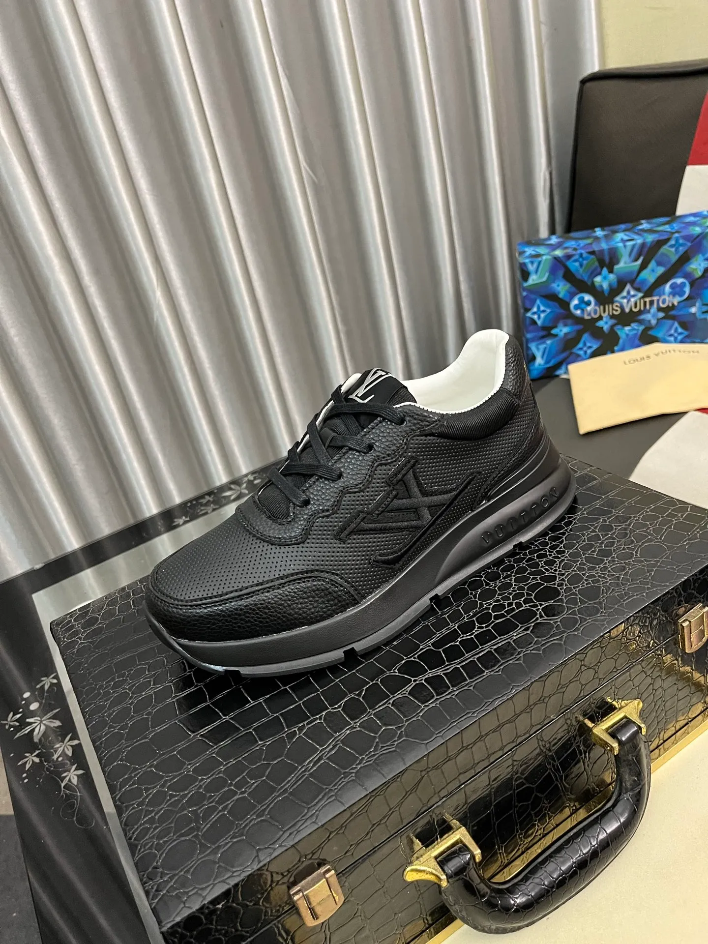 Men's shoes 💰440⌚️⌚️【LOUlS VUlTTON】Louis Vuitton ~ unique and casual style. LV counter purchasing 🏃casual shoes😍😍 are on sale at the men's counter at the same time. Italian imported brands select top-layer Italian cowhide. 🐑Sheepskin lining (refuses to discolor and rub feet) Sole: Original sole specially provided by the original factory 🎬Better in kind Code number: 38-446⃣️Color selection